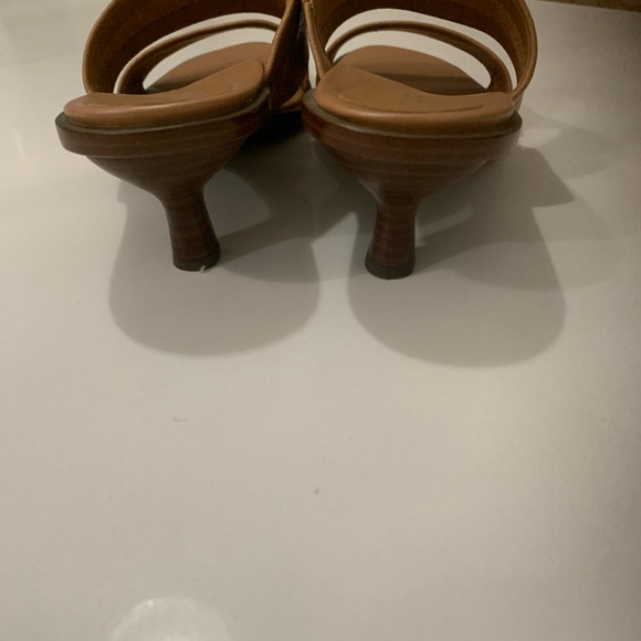 Vionic. Sandal shoe kitten heel size 6.5 - Picture 4 of 5